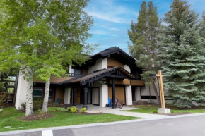 Spacious Wildflower Condo with Baldy Views